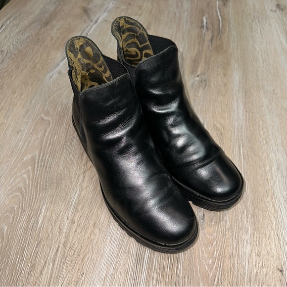 Fly London Yoss Black Casual Pull-On Chelsea Boots Mousse Leather Size UK 4 EU37 - Picture 1 of 13